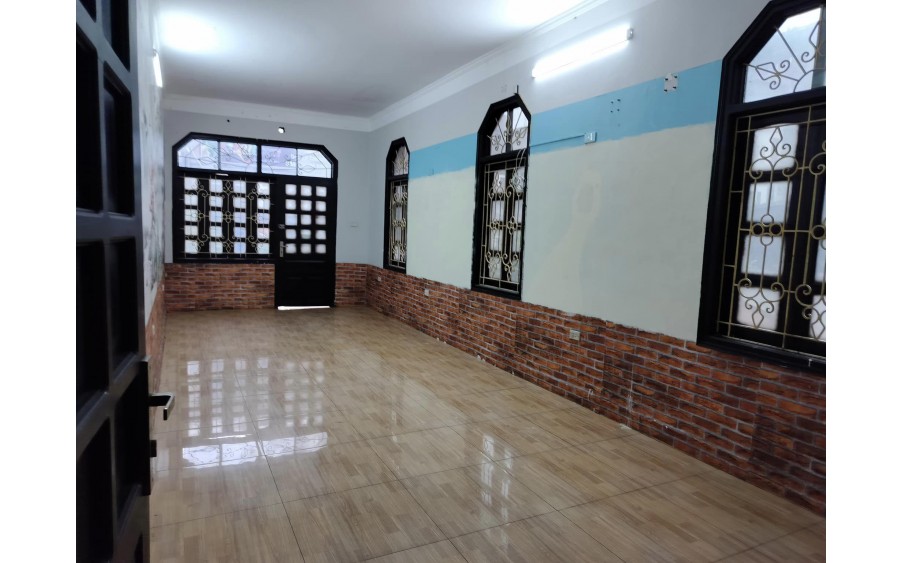 Cho thuê nhà Mp Đê La Thành- Đống Đa DT 45 m2 - 3,5 tầng-Mt 3m- Giá 22 Triệu (ctl)